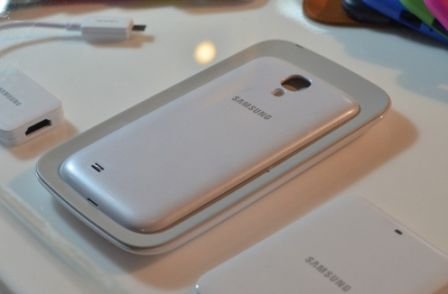 Беспроводная зарядка для Galaxy S4 от Samsung
