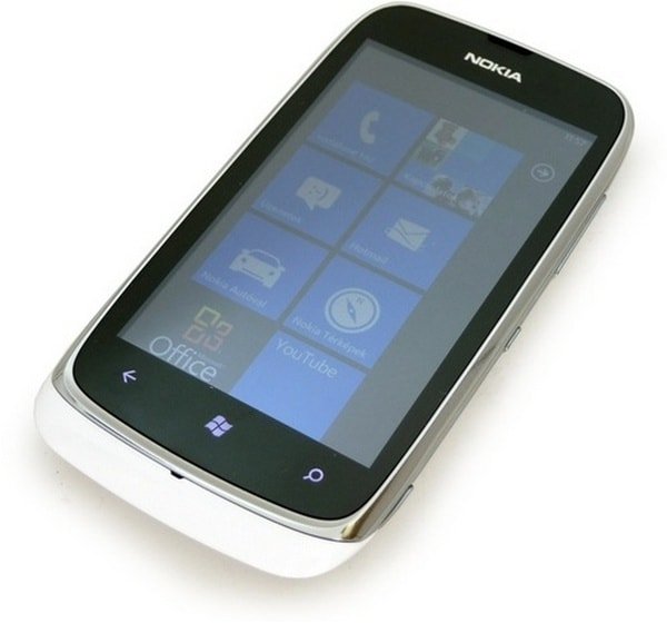  Nokia Lumia 610.    Windows Phone 7