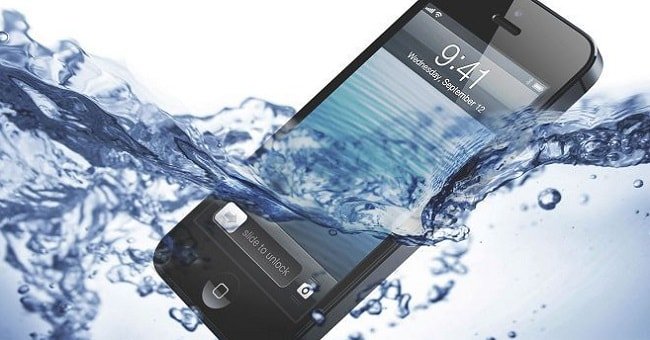 Телефон упал в воду – что делать?