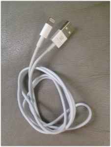 Фотография USB-кабеля для iPhone 5 устройства iOS.