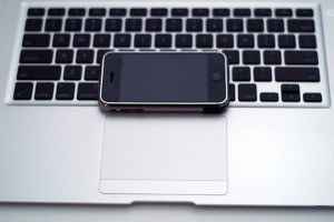 Новые MacBook Air будут заряжать iPhone  воздушным путем